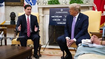 Donald J. Trump se re&uacute;ne con el gobernador de Arizona, Doug Ducey, en la Oficina Oval, en la Casa Blanca en Washington, DC, EE. UU., 05 de agosto de 2020.