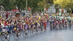 El pelot&oacute;n rueda por las calles de Madrid durante la &uacute;ltima etapa de la Vuelta a Espa&ntilde;a 2016.