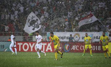 Nour Mansour of Al-Ahed vies against Mohanad Abdulraheem Karrar of Al-Zawraa during the AFC Cup football match between Iraq's Al-Zawraa club and Lebanon's Al-Ahed club at the Karbala Sports City stadium on April 10, 2018. The match ended 1-1.
