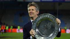 Van der Sar posa con el trofeo que acredita al Ajax ganador de la Eredivisie.