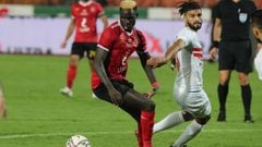 Cairo (Egypt), 22/08/2020.- Al-Ahly player Aliou Deing (L) in action against Al-Zamalek player Ferjani Sassi (R) during the Egyptian Premier League soccer match between Al-Zamalek and Al-Ahly at Cairo stadium, in Cairo, Egypt, 22 August 2020 (Egipto) EFE/