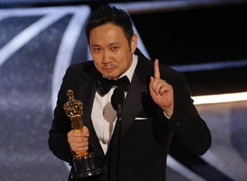 Ryusuke Hamaguchi, director de Drive my car, recogiendo el Oscar a Mejor Película Extranjera.