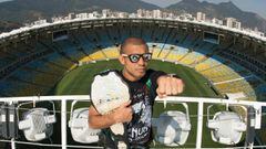 Jos&eacute; Aldo posa en Maracan&aacute; antes del Mundial de Brasil 2014.