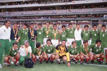 Ya bajo el nombre de Copa Oro, México se levanta como campeón al vencer en la final a Estados Unidos por 4 a 0.