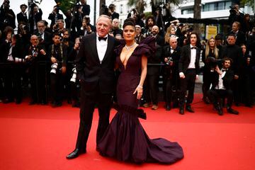 La actriz Salma Hayek y su marido Francois-Henri Pinault posan para los medios gráficos en la alfombra roja de Cannes, previa al estreno de Killers of the Flower Moon, la última película de Martin Scorsese.