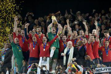 En 2010 Casillas capitaneó a la Selección campeona del Mundo. En la final disputada ante Holanda el 11 de julio en Johannesburgo tuvo una portentosa actuación, con dos intervenciones decisivas en dos mano a mano con Arjen Robben. A lo largo del campeonato, realizó actuaciones destacadas en octavos ante Portugal, en cuartos de final ante Paraguay con la parada del penalti a Cardozo y en semifinales ante Alemania. Cabe destacar que al igual que en la Eurocopa 2008 (también sería así en la Euro 2012), Iker Casillas no recibió ningún tanto en los cruces eliminatorios. A nivel individual, recibió el 'Guante de Oro' como mejor portero del campeonato y fue incluido en el 'Equipo de las Estrellas' compuesto por los mejores once jugadores del torneo.