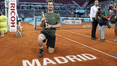 El tenista brit&aacute;nico Andy Murray posa con el trofeo de campe&oacute;n del Mutua Madrid Open 2015 tras ganar en la final a Rafa Nadal.  