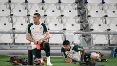 Mexico's forward Rogelio Funes Mori (L) and Mexico's defender Nestor Araujo (R) take part in a training session at Khor SC Training Site in Al Khor on November 21, 2022, on the eve of the Qatar 2022 World Cup football match between Mexico and Poland. (Photo by Alfredo ESTRELLA / AFP)