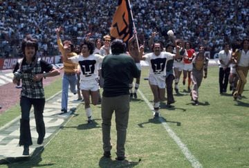 En la campaña 1976-1977, los Pumas mostraron un gran nivel de juego y obtuvieron su primer título en primera división dentro del Estadio Azteca, venciendo 1-0 a los Leones Negros. El equipo universitario alzó su primer trofeo ante los miles de aficionados en el Coloso de Santa Úrsula.