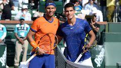 Los tenistas espa&ntilde;oles Rafa Nadal y Carlos Alcaraz posan antes de su partido de semifinales en el Masters 1.000 de Indian Wells 2022.