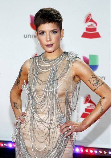 Halsey en la alfombra roja de los Grammy Latinos 2018.