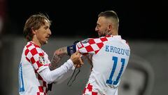 Riga (Latvia), 18/11/2023.- Luka Modric (L) of Croatia gives the captain's armband to Marcelo Brozovic during the UEFA EURO 2024 Group D qualification match between Latvia and Croatia in Riga, Latvia, 18 November 2023. (Croacia, Letonia) EFE/EPA/TOMS KALNINS
