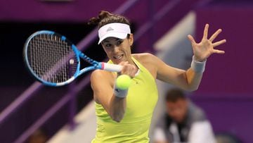 Garbine Muguruza of Spain returns the ball to Caroline Garcia of France (unseen) as they compete in their singles match during the quarter-final round of the Qatar Open tennis competition in Doha on February 16, 2018. / AFP PHOTO / KARIM JAAFAR