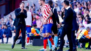 Diego Pablo Simeone entrenador del  Atlético de Madrid se lamenta durante el encuentro.