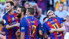 Los jugadores del Barcelona felicitan a Messi por su gol.