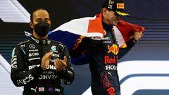 Lewis Hamilton en el podio del GP de Abu Dhabi 2021 junto a Max Verstappen.