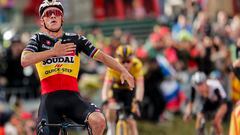 Remco Evenepoel celebra su victoria en Arinsal, meta de la tercera etapa de La Vuelta 2023, por delante de Jonas Vingegaard y Juan Ayuso.