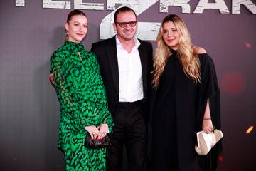 Pedja MIjatovic junto a sus hijas durante el estreno de la película, 'Tyler Rake 2'.