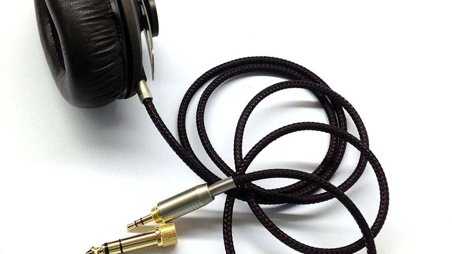 Por qué se enredan tanto los cables de tus auriculares?
