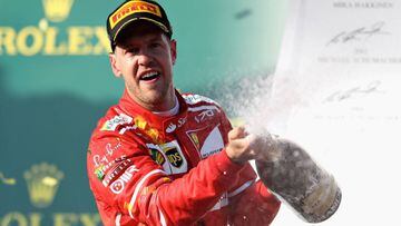 Sebastian Vettel en el podio de Australia tras ganar con el Ferrari.