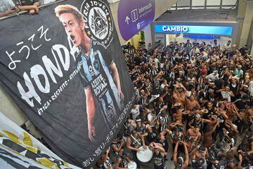 Aficionados del Botafogo esperando a Honda a su llegada al equipo.