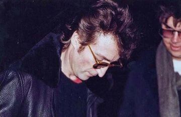 John Lennon le firma un disco a Chapman hora antes de que le asesinara.