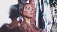 Kim Kardashian desnuda cubierta en purpurina promocionando los nuevos cosméticos de su marca KKW Beauty "Ultralight Beams highlighters & glosses"