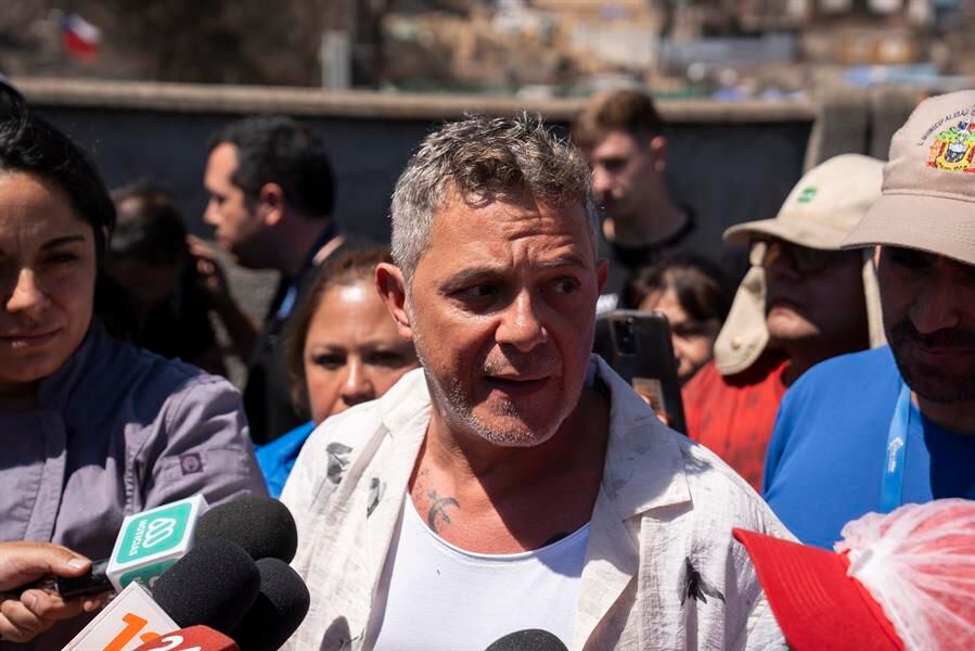 Alejandro Sanz visita a los damnificados en Viña y se emociona con lo que se encuentra ahí: “Es un sitio que ha sufrido mucho”