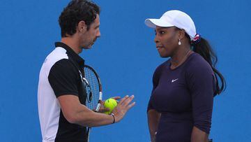 Serena Williams habla con su t&eacute;cnico Patrick Mouratoglou durante un entrenamiento previo al Open de Australia 2016.