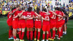 La selección femenina de fútbol de Canadá concentrada antes de un partido.