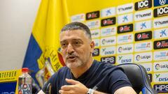 El entrenador de Las Palmas, García Pimienta, durante una rueda de prensa.