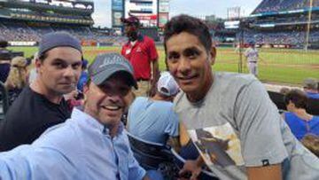 Luis Garc&iacute;a, Christian Martinoli y Jorge Campos juntos en un partido de Beisbol.