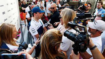 Robert Kubica hablando con la prensa durante los test de Abu Dhabi.