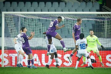 El cabezazo de Yerry Mina que provocó el empate de Fiorentina ante Genk en Conference League.