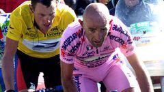 Marco Pantani rueda junto a Lance Armstrong en la subida a Courchevel en el Tour de Francia 2000.