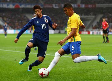 LILLE, FRANCE - NOVEMBER 10: Casemiro of Brazil and Hiroki Sakai of Japan in action during the international friendly match between Brazil and Japan at Stade Pierre-Mauroy on November 10, 2017 in Lille, France. (Photo by Clive Rose/Getty Images)