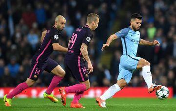 MANCHESTER, ENGLAND - NOVEMBER 01: Sergio Aguero of Manchester City (R) is chased down by Lucas Digne of Barcelona (C) and Javier Mascherano of Barcelona (L)