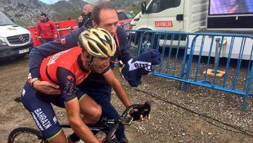 Vincenzo Nibali llega a la meta del Angliru en la pen&uacute;ltima etapa de la Vuelta a Espa&ntilde;a tras sufrir una ca&iacute;da en el descenso del Cordal.