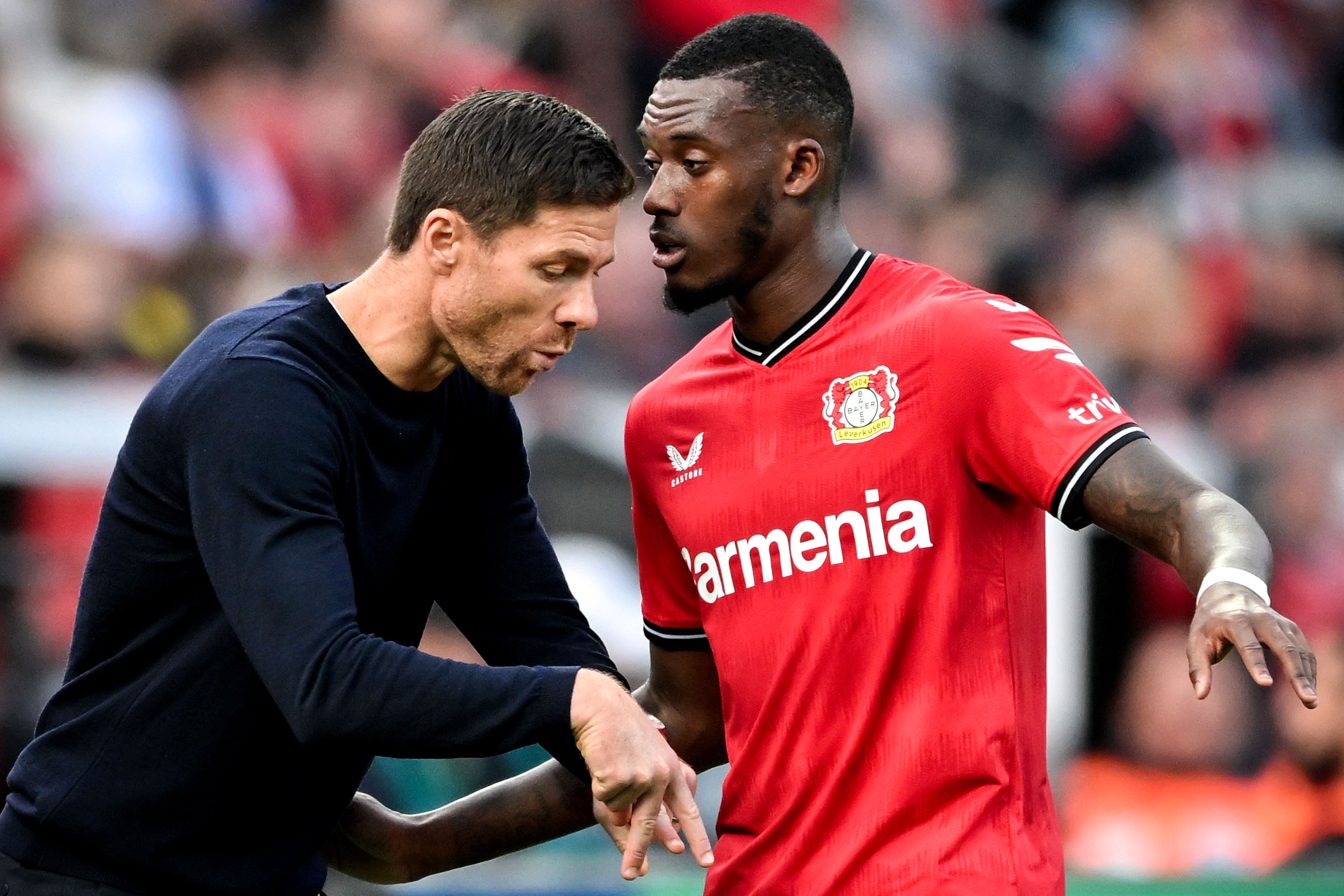 Leverkusen (Germany), 08/10/2022.- Leverkusen's head coach Xabi Alonso (L) gives advise to Leverkusen's Callum Hudson-Odoi (R) during the German Bundesliga soccer match between Bayer Leverkusen and FC Schalke 04 in Leverkusen, Germany, 08 October 2022. (Alemania) EFE/EPA/SASCHA STEINBACH CONDITIONS - ATTENTION: The DFL regulations prohibit any use of photographs as image sequences and/or quasi-video.
