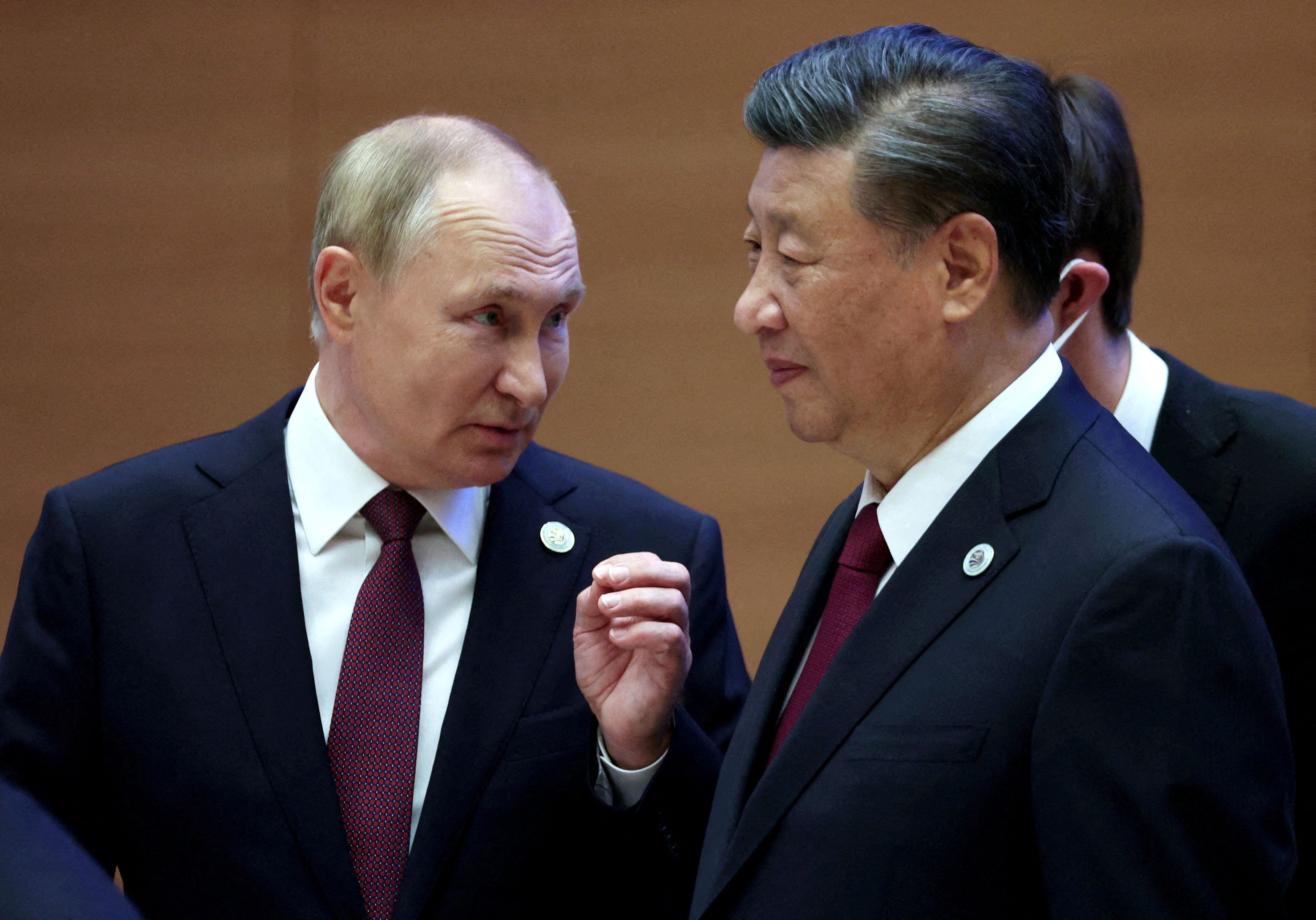 FILE PHOTO: Russian President Vladimir Putin speaks with Chinese President Xi Jinping before an extended-format meeting of heads of the Shanghai Cooperation Organization summit (SCO) member states in Samarkand, Uzbekistan September 16, 2022. Sputnik/Sergey Bobylev/Pool via REUTERS ATTENTION EDITORS - THIS IMAGE WAS PROVIDED BY A THIRD PARTY./File Photo