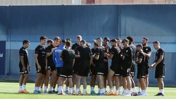 Los jugadores del Málaga le hacen un pasillo a Guede antes del entrenamiento de ayer.