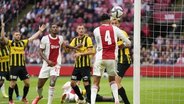 Edson Álvarez anota en la goleada del Ajax sobre el Vitese