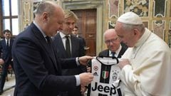 El Papa Francisco con Beppe Marotta, consejero de la Juventus, este martes en El Vaticano.