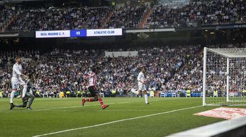 Iñaki Williams scores for Athletic Bilbao and makes it 0-1.