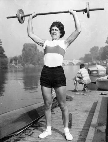 Sin embargo, pese a que el 2000 fue el año de su inclusión olímpica, muchas mujeres se interesaron por este deporte. Imagen de 1959 con Marion Chandler, integrante del equipo inglés.