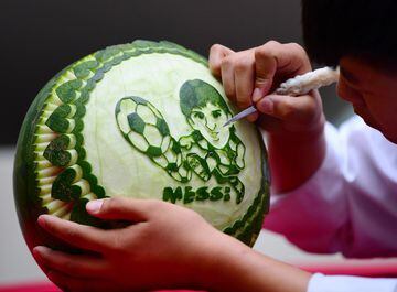 Una estudiante de la provincia china de Shenyang esculpe una figura de Leo Messi en una sandía. 