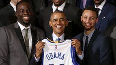 Barack Obama, escoltado por Draymond Green y Stephen Curry, durante el acto de conmemoraci&oacute;n por el t&iacute;tulo que Golden State Warriors logr&oacute; en 2015.