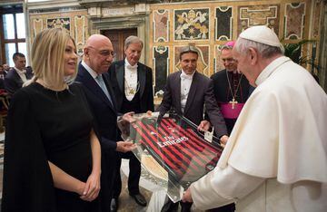 El papa Francisco  recibe una camiseta del Milán 