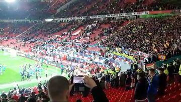 La celebración de los jugadores del Atlético con los fans colchoneros en Old Trafford