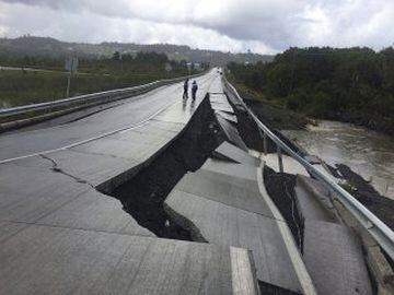 Un sismo de magnitud 7.6 en la escala de Richter se sintió a las 11:21 horas de este domingo. El epicentro fue a 67 kilómetros al noroeste de Melinka y también se percibió en las regiones del Biobío, La Araucanía, Los Ríos y Aysén. Varias carreteras quedaron dañadas